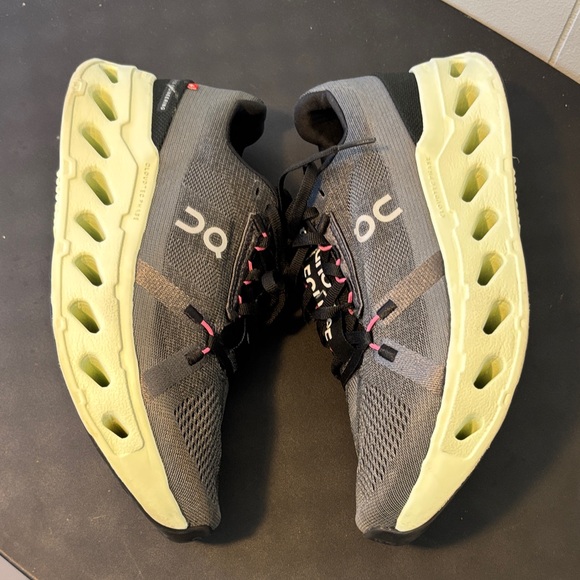 Women Women\'s 9.5 Gray Athletic Running Shoes with Green Soled & Pink Accents